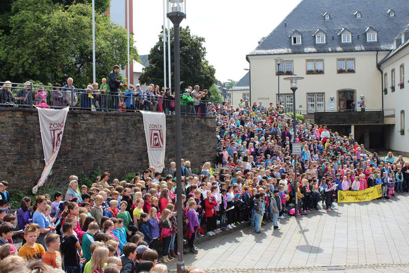 Bild: 1.000 Kinder sangen auf dem Marktplatz