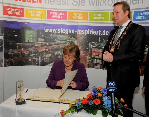 Bild: Bundeskanzlerin Angela Merkel traegt sich ins Goldene Buch der Stadt Siegen ein