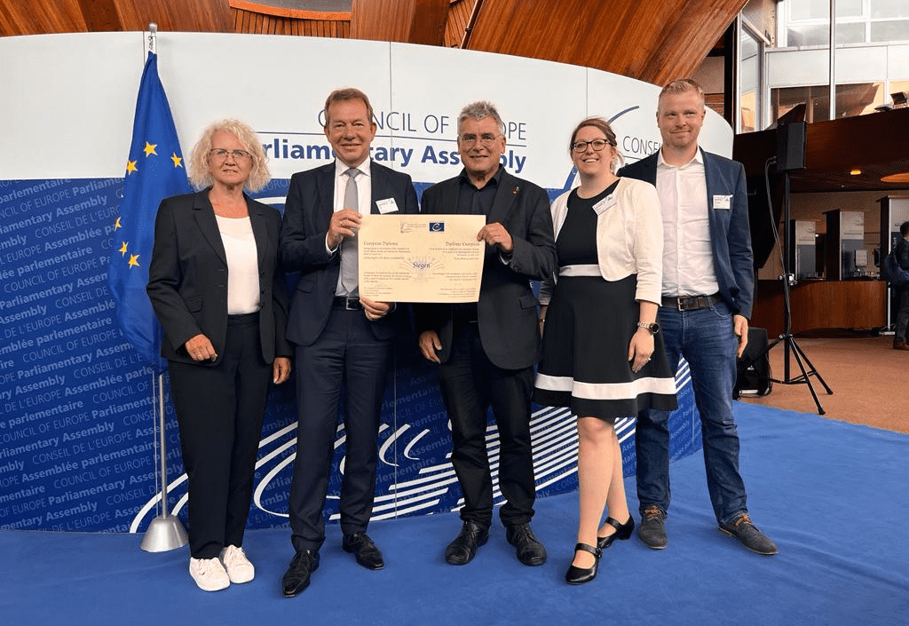 Bild: In Straßburg: Siegen mit Europadiplom ausgezeichnet