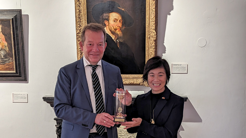 Bild: US-Generalkonsulin zu Gast in Siegen: Pauline Kao trägt sich in das Goldene Buch der Stadt Siegen ein