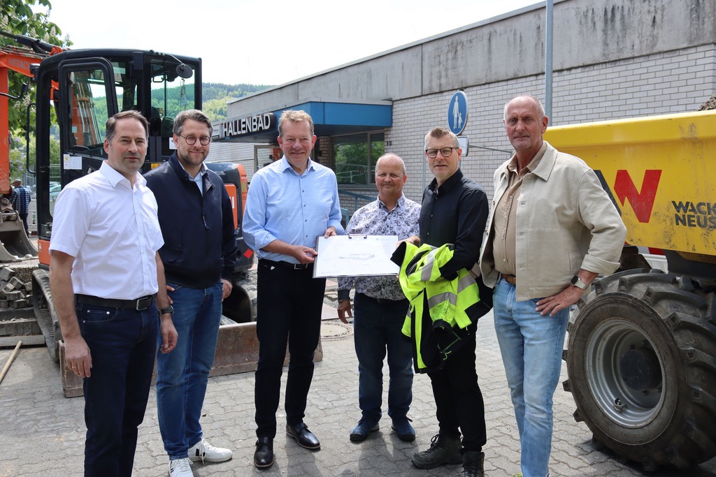 Bild: Bauarbeiten am Hallenbad Eiserfeld haben begonnen
