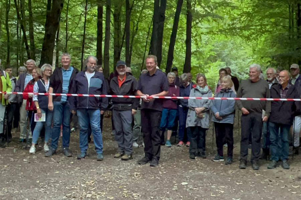 Bild: Großer Andrang, bei der Eröffnung des neuen Trupbacher Heideweges.